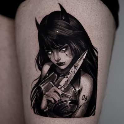 Tatouage d'une fille anime noire tenant un couteau sur une cuisse, réalisé par ka.mi.ttt.